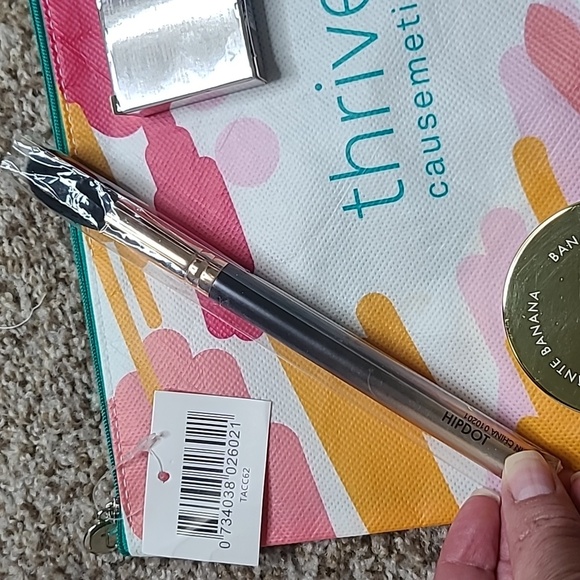 7 Piece Makeup Bundle - Picture 7 of 8